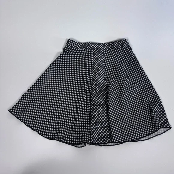 ❌SOLD❌ Aritzia Talula Black/White Plaid Mini Skirt - Picture 2 of 6
